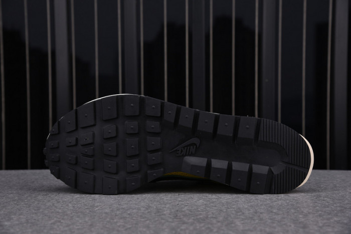 nike vaporwaffle sacai tour yellow stadium green - cv1363-700